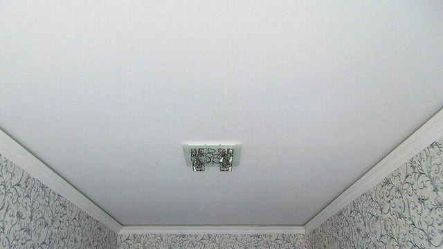 Матовый натяжной потолок, порящий