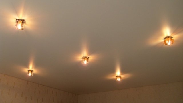 Матовый натяжной потолок с лампами