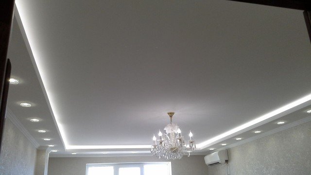 Парящий натяжной потолок обычный белого цвета