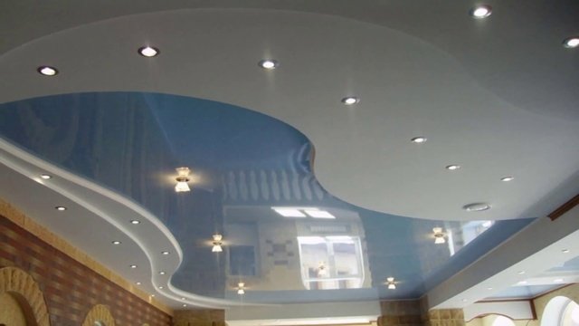 Парящий натяжной потолок синего типа