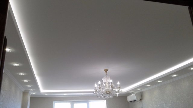 Порящий, натяжной потолок белого цвета