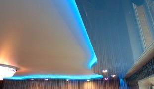 Парящий натяжной потолок синий с светодиодной лентой