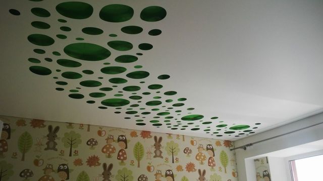 Резные натяжные потолки в детскую зеленого цвета