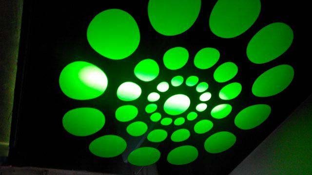 Резные натяжные потолки зеленого цвета с светодиодами