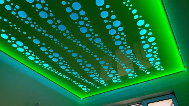 Резные парящие натяжные потолки зеленого цвета